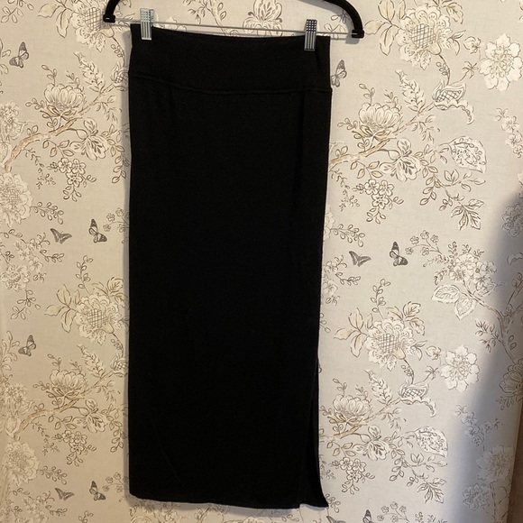 Aritzia Dresses & Skirts - Aritzia Wilfred Free black midi skirt size small